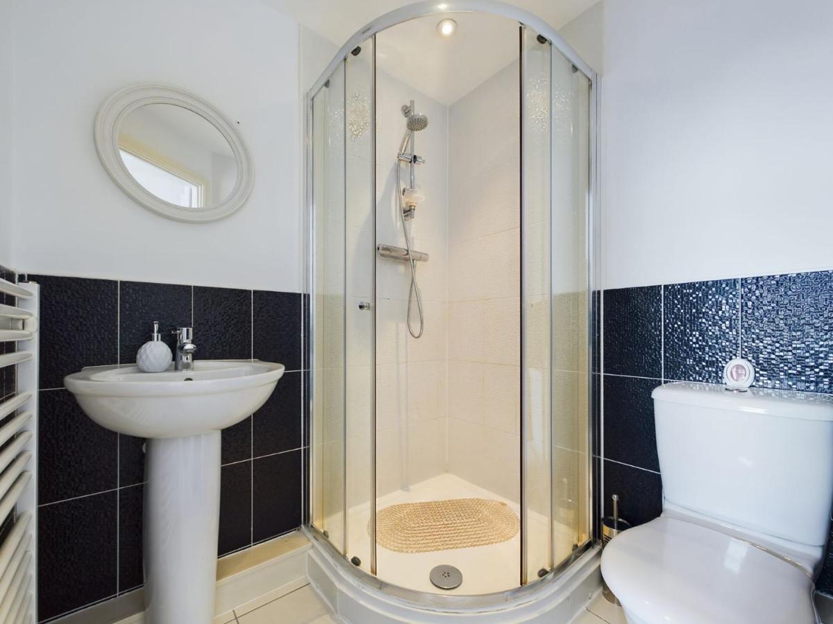 247 Serviced Accommodation In Stafford- 3Br Townhouse Exterior photo